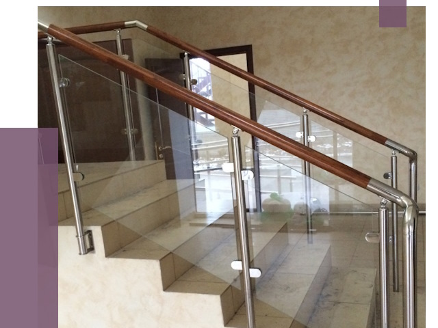 Комбинированные перила из металла и дерева в Белове