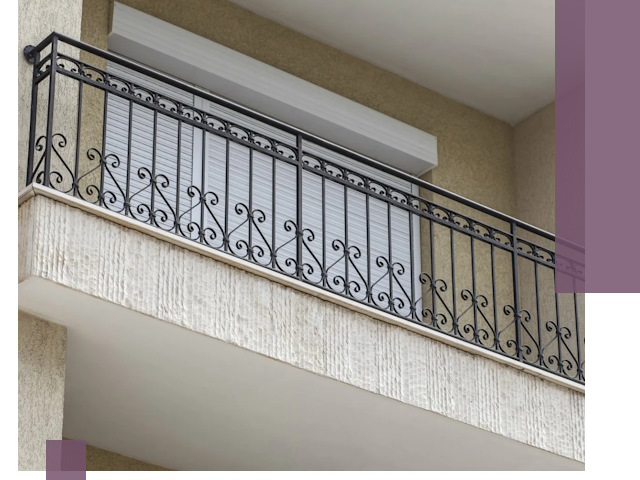 Балконные ограждения из металла и стекла в Белове для домов
