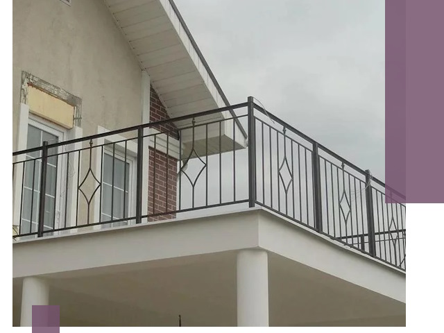 Изготовление балконных ограждений в Белове из металла и стекла