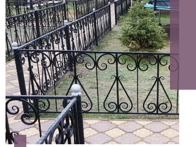 Кованые газонные ограждения под ключ в Белове
